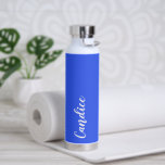 Royal Blue Personalisiert Wedding Bridesmaid Trinkflasche<br><div class="desc">Geben Sie Ihrer Hochzeitsjury oder Ihrer Trauzeugin diese trendige,  vakuumgekühlte Wasserflasche,  die ihren Namen in weißem,  stilisiertem Schrift auf einem königsblauen Hintergrund hat,  der zu Ihrem Hochzeitsfarbenschema passt. Stellen Sie die Flasche nach Belieben durch Bearbeiten und Ersetzen des Namens durch Ihren eigenen Namen ein. Wählen Sie Ihre Wasserflasche.</div>