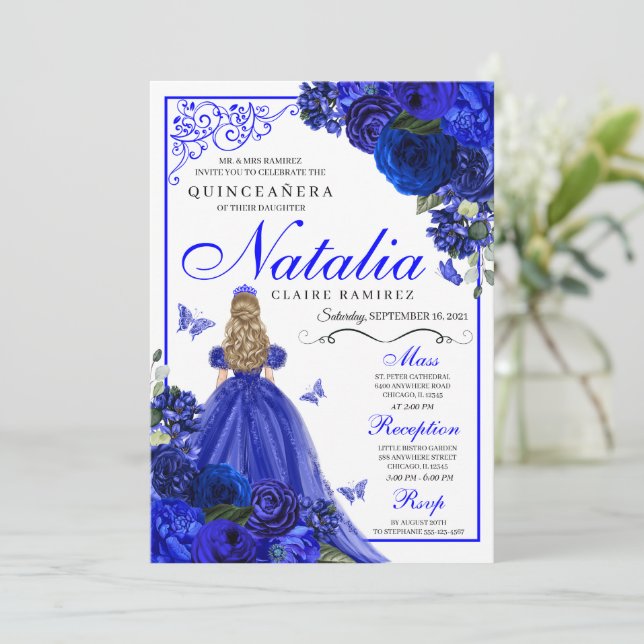Royal Blue Princess & Butterflies Quinceañera Einladung (Stehend Vorderseite)