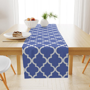 Royal Blue Quatrefoil Tiles Pattern Kurzer Tischläufer