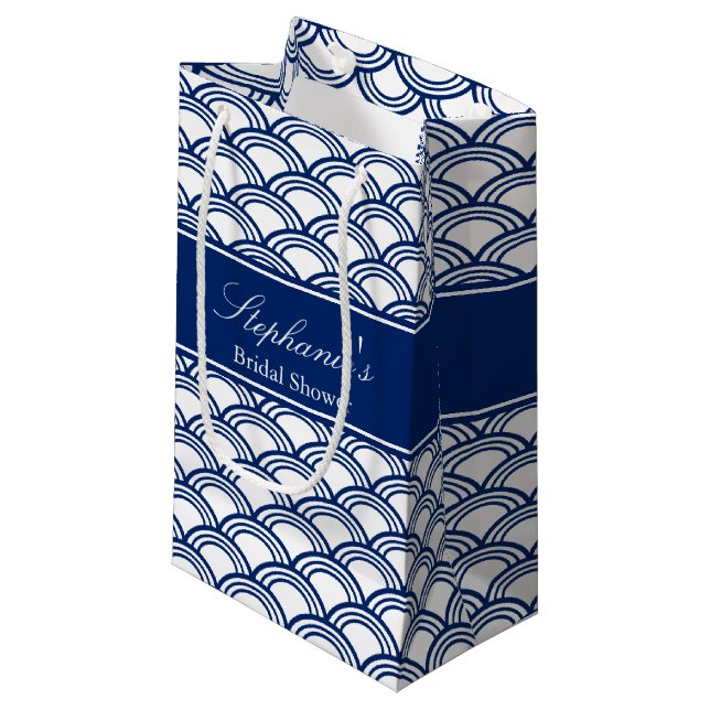 Royal Blue Seigaiha Pattern Brautparty Kleine Geschenktüte (Vorderseite Schrägansicht)