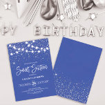 Royal Blue Silver Glitzer Glitzern Lights Sweet 16 Einladung<br><div class="desc">Diese majestätische und glamouröse 16 . Geburtstag Geburtstagsfeier ist perfekt für die Girl. Es zeigt leuchtende helle Stränge auf Imitaten gedruckt silberne funkelnd Glitzer Konfetti auf einem königsblauen abstrakten Hintergrund inspiriert von Sternen in der Nacht Himmel. Es ist hübsch, elegant, modern, trendig und cool, das perfekte Design für den besonderen...</div>