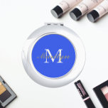 Royal Blue Stylized Wedding Bridesmaid Monogram Taschenspiegel<br><div class="desc">Ein personalisierter Kompaktspiegel für Ihre Hochzeitsjubiläumsjacke oder Ihre Trauzeugin,  deren Initial und Name auf einem trendigen,  königsblauen Hintergrund stilisiert ist. Bearbeiten,  um Initial und Namen zu ersetzen. Wählen Sie Ihren kompakten Spiegelstil aus.</div>