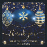 Royal Blue und Gold Christmas Baubles Quinceanera Quadratischer Aufkleber<br><div class="desc">Elegantes Royal Blue and Gold Christmas Baubles Design mit dunkelblauem und goldfarbenem Hintergrund</div>
