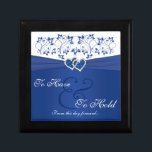 Royal Blue, White Floral Josed Hearts Trinket Box Geschenkbox<br><div class="desc">Diese typisch königsblaue und weiße Blütenschmuck-Geschenkboxen hat ein PRINTED RIBBON mit einem Paar von PRINTED IMITAT Glitzer und Diamant-Juwel verbunden Herzen auf ihm, dass die Hochzeitseinladung unten gezeigt. Der Text "Zu haben und von diesem Tag nach vorn zu halten" ist vollständig anpassbar. Sie können auch eine größere Größe auswählen. Das...</div>