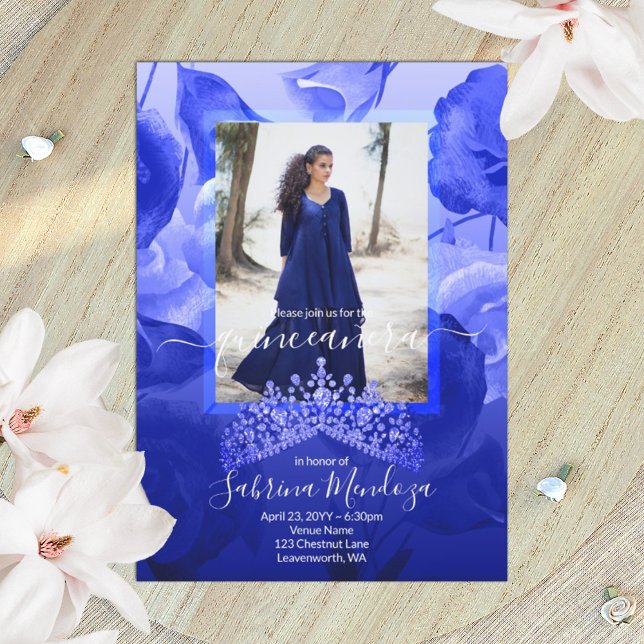 Royal Blue, White Roses, Topaz Tiara Quinceanera Einladung (royal blue, aquamarine rhinestone tiara quinceanera invitation with blue roses)