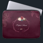 Royal Burgundy Floral Geometric Laptopschutzhülle<br><div class="desc">Elegantes,  einzigartiges Design mit Blumenbouquets in Aquarellfarben,  geometrischer Rose strukturiert,  alles auf einem fett bordeauxfarbenen Hintergrund mit umrissenen Blätter. Verwenden Sie das Tool Anpassen,  um Ihre Informationen hinzuzufügen. Für passende Artikel besuchen Sie bitte meine Geometrische Sammlung der Burgundy-Blätter.</div>