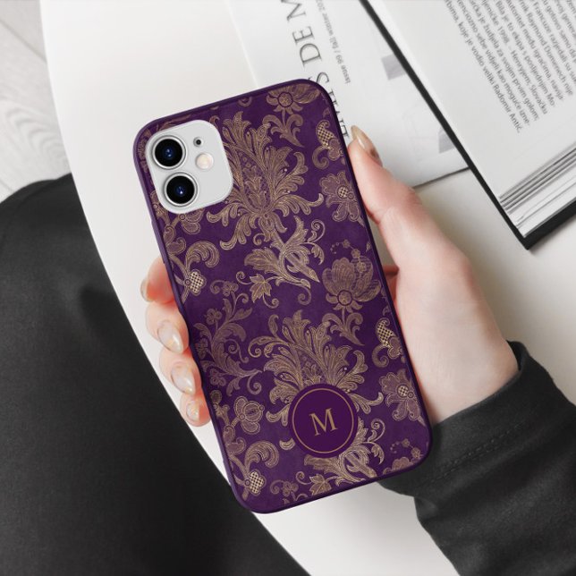 Royal Lila Gold Damask Monogram Case-Mate iPhone Hülle (Von Creator hochgeladen)