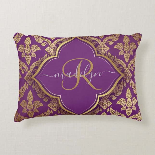 Royal Lila Gold Damask Muster Fleur Monogram Dekokissen (Vorderseite)