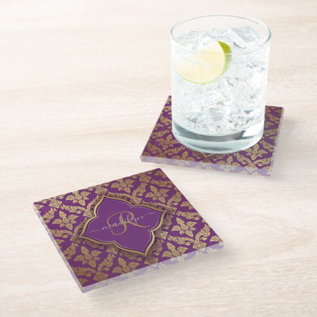 Royal Lila Gold Damask Muster Fleur Monogram Glasuntersetzer (Schrägansicht)