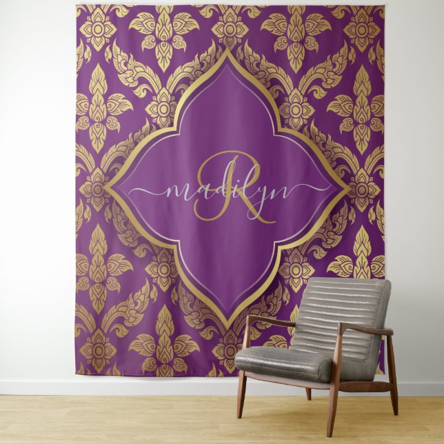 Royal Lila Gold Damask Muster Fleur Monogram Wandteppich (Beispiel)