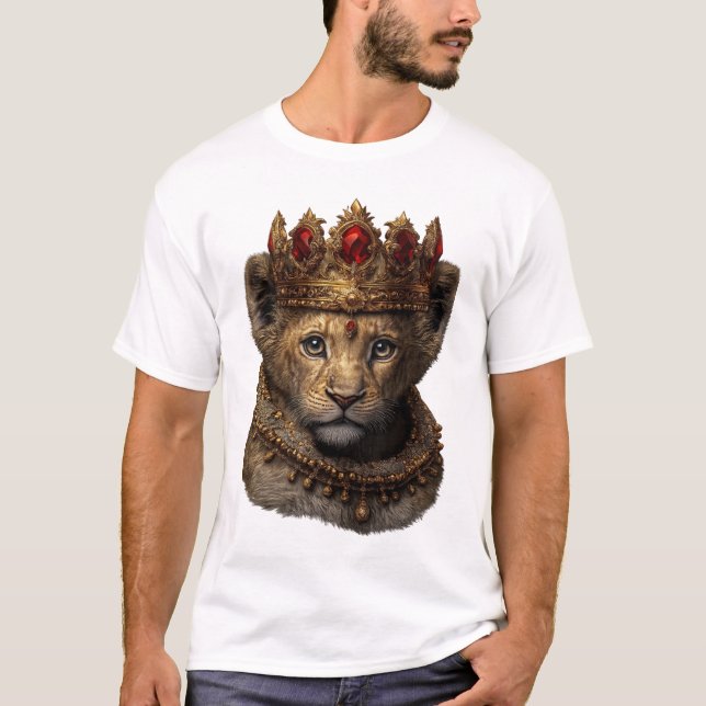Royal Lion Cub Crown T-Shirt – Elegant King Design (Vorderseite)