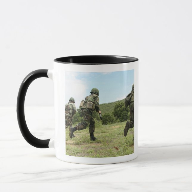 Royal Thai Marines eilt voran Tasse (Links)