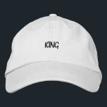 Royalty Inspiriert White King Men Stickerei Cap Bestickte Baseballkappe<br><div class="desc">Zeigen Sie Ihren königlichen Status mit dieser weißen Baumwollkappe,  bestickt mit feinem "King"-Text. Das verstellbare Gurtband sorgt für eine perfekte Passform,  während die weiche Baumwolle den ganzen Tag Komfort für einen modernen Regallook bietet.</div>