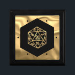 RPG Dice | Gold Fantasy Retro Tabletop PnP Gamer Erinnerungskiste<br><div class="desc">Es ist immer GAME ON so wählen Sie Ihre Waffe und Rolle Initiative... Ein neuartiges GEEK CHIC Gamer Hochzeit/Party Thema perfekt für jeden alten Schultisch RPG Stift/Stift und Papier (PnP) Fantasy-Rollenspieler mit einer 20-seitigen Dundle-Polyhedral Würfel mit einer natürlichen 20 Rolle für den roleplay magischen Zauberer Dragons oder Dungeon Master (DM/GM)...</div>