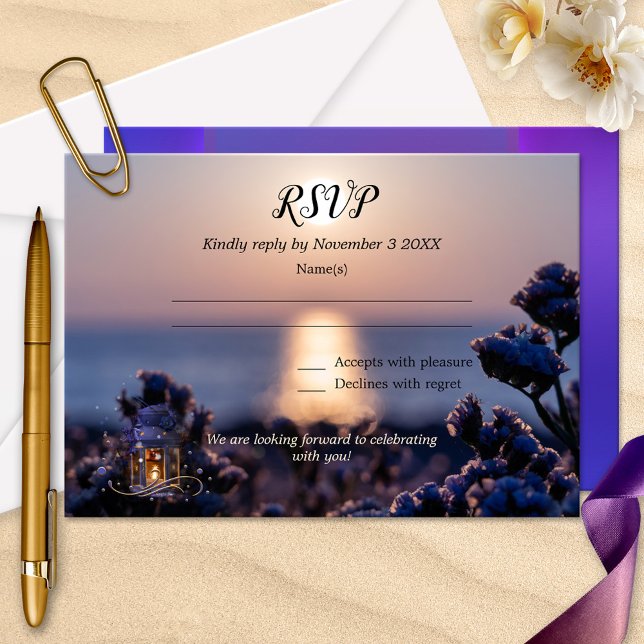 RSVP-Karte für die Winterhochzeit bei Sonnenunterg Einladung (Wedding RSVP card featuring a coastal sunset and romantic lantern with sparkling lights)
