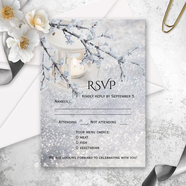 RSVP-Karte für die Winterhochzeit mit Funkeln Einladung (RSVP card showing a candle lit lantern in sparkling white snow with a snow covered tree branch)