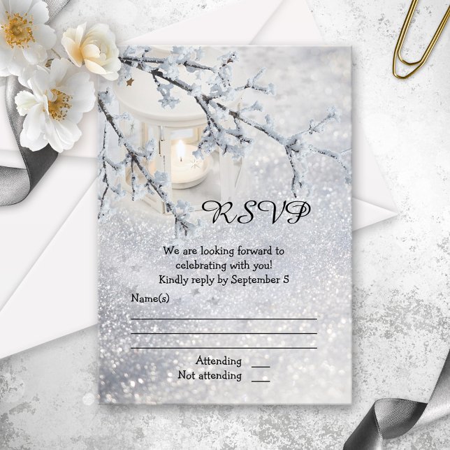 RSVP-Karte für die Winterhochzeit mit Funkeln RSVP Karte (Winter wedding RSVP card featuring a candle lit lantern in sparkling white snow)