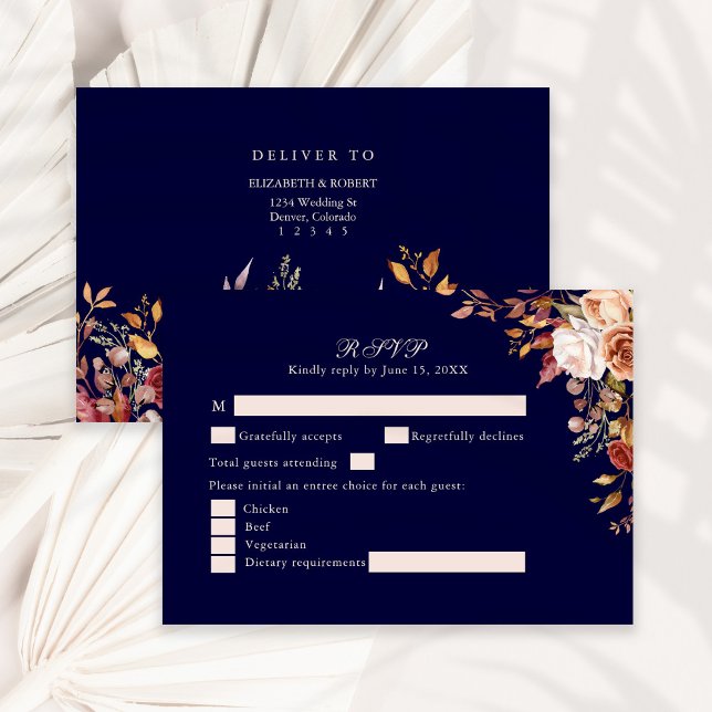 RSVP-Karte für Hochzeitsfeiern mit blauem Brandt O Dankeskarte (Navy Blue Burnt Orange Floral Wedding RSVP Card on a sunny boho white table.)