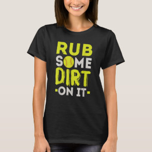 Rub dir etwas Schmutz auf dem Softball Player Pitc T-Shirt