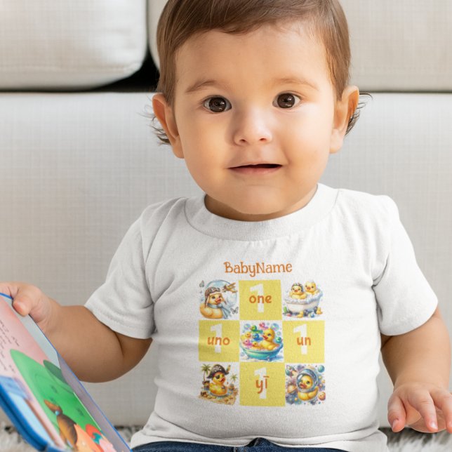 Rubber Duck First Birthday Mehrsprachiger Spaß Baby T-shirt (Von Creator hochgeladen)