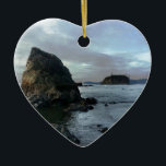 Ruby Beach im Olympischen Nationalpark Keramikornament<br><div class="desc">Die rauen Küsten- und Meeressteine bei Ebbe am Pazifik am Ruby Beach im Olympischen Nationalpark,  Washington besuchen den Laden für weitere Stilrichtungen - http://www.zazzle.com/tjk_creative/ ©Timothy J. Kleszczewski</div>