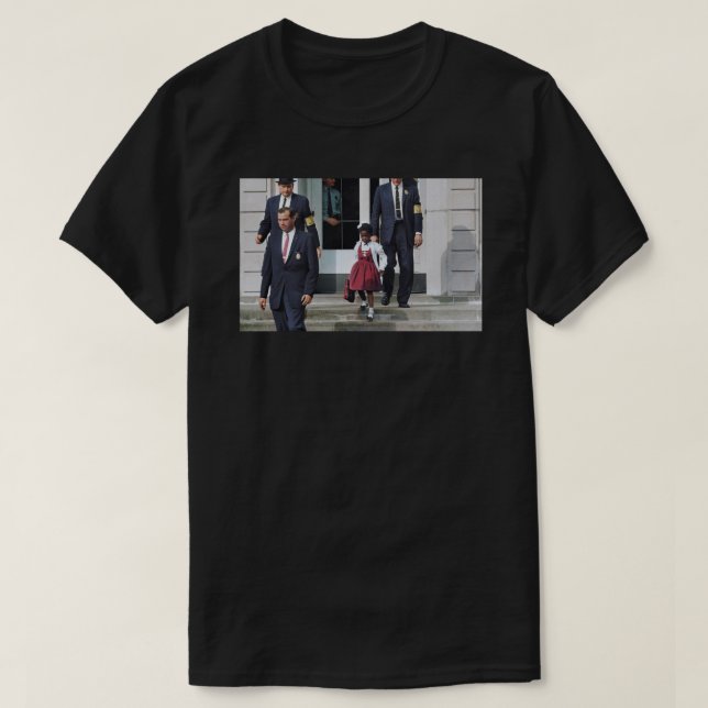 Ruby Bridges, begleitet von US-Marshals, um teilzu T-Shirt (Design vorne)