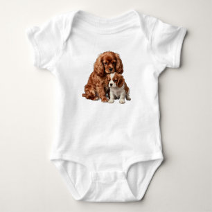 Ruby Cavalier Spaniel und ihr Blenheim-Welpe Baby Strampler