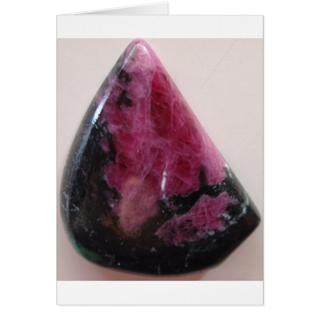 Ruby-Kristalle und seltene Tschermakite (Vorne)