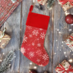 Ruby Red Weihnachtsstrumpf<br><div class="desc">Weiße Schneeflocken und Schnee in rubinrot.</div>