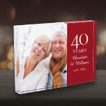 Ruby Wedding Anniversary Foto Elegant<br><div class="desc">Dieser schicke 540. rubinische Hochzeitssenkeepake kann mit dem Foto,  den Namen und den Jubiläumsdaten des Ehepaares personalisiert werden. Entwickelt von Thisisnotme©</div>