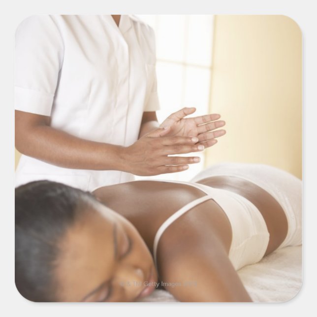 Rückenmassage. Frauen, die eine Rückenmassage von Quadratischer Aufkleber (Vorderseite)