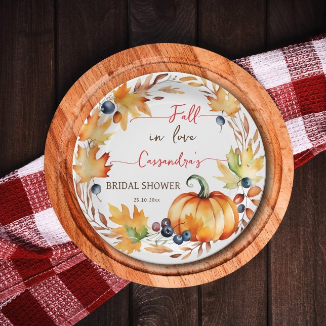 Rückgang der Liebe Kürbiskürbis Blätter Kranz Brau Pappteller (Fall in love autumn themed bridal shower tableware personalized plates pumpkin leaves berries wreath)