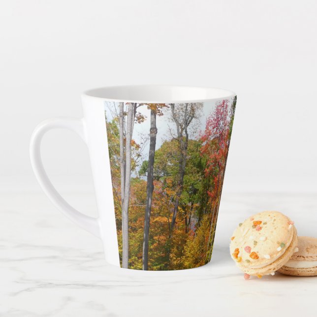 Rückgang der waldfarbenen Herbstfotografie Milchtasse (Beispiel)