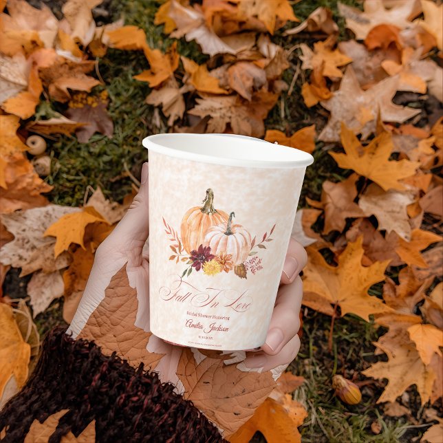 Rückgang des Brautparty im Brautparty der Liebe Pappbecher (Von Creator hochgeladen)