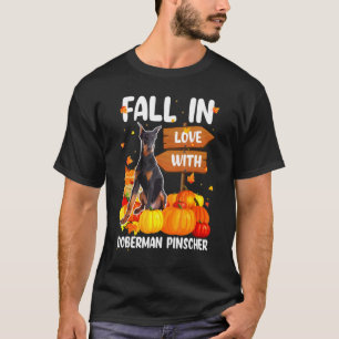 Rückgang in Liebe mit Doberman Pinscher Hund auf P T-Shirt