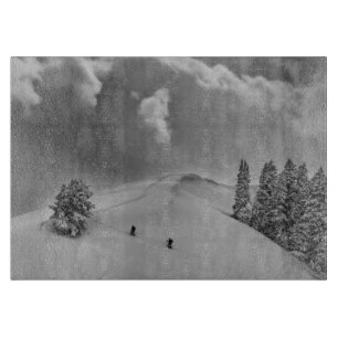 Rückland-Skitonnen in frischem Pulver Schneidebrett