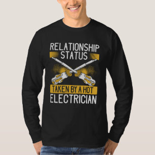 Rückseiten-Druck Beziehungsstatus Gebunden von ein T-Shirt