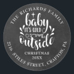 Rücksendeadresse Christmas Boho Chalkboard Runder Aufkleber<br><div class="desc">Feierliche Weihnachtsfeiertage Rücksendeadressen-Aufkleber für Sie,  um mit Ihrer eigenen Nachricht,  Jahr,  Familienname und Adresse Details auf einem Chalkboard-Hintergrund zu personalisieren. Entwickelt von Thisisnotme©</div>