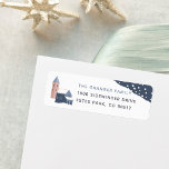 Rücksendeadresse für Snowy Village<br><div class="desc">Ein gemütliches Rückkehradressen-Label-Design mit niedlichen Bindevibes und einer schneebedeckten Weihnachtsdörfsszene. Personalisieren Sie Ihre Daten mit Ihrem Familiennamen und Ihrer Adresse.</div>