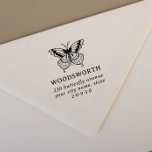 Rücksendeadresse für Vintage Schmetterlingsfamilie Permastempel<br><div class="desc">Elegante Rücksendeadresse Briefmarke mit Familienname und Rücksendeadresse unter einem Vintagen Schmetterling zeichnend. Für die Typografie haben wir einen klassischen Serif-Schriftart gewählt. Ihr Name ist in Hauptstädte, während die Adressinformationen in Kleinbuchstaben kursiv sind. Wir haben den Text so groß wie möglich behalten, um eine klare Lesbarkeit nach dem Stempeln zu gewährleisten...</div>