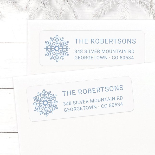 Rücksendeadresse Minimalistisch Light Blue Snowfla (Modern, elegant Snowflake Christmas return address labels in light blue with family name.)