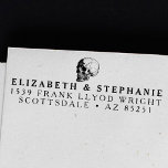 Rücksendeadresse Vintage gotische Hochzeitskugel Permastempel<br><div class="desc">Sie suchen eine einzigartige und sprichwörtliche Art, Ihre Hochzeit zu dekorieren? Schauen Sie nur auf eine Skull Hochzeit personalisierte Rücksendeadresse Briefmarke! Dieser Trend wächst an Beliebtheit, und es gibt so viele Möglichkeiten, ihn in Ihre Hochzeit zu integrieren. Sie können Skulls als Teil der Dekoration, als Tischzentriken oder sogar als Gastgeschenke...</div>