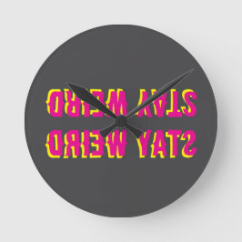 Rückwärts bleibe - rosa schwarz gelb runde wanduhr