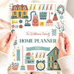 Rückwärtswahl für den Haushalt - benutzerdefiniert Planer<br><div class="desc">Dieses charmante Design besticht durch ein Retro-inspiriertes Thema der Hausarbeit, mit Vintagen Illustrationen von Besen, Vakuen, Häusern und Blume in sanften Farbtönen. Der personalisierte Name und der "Zuhause Planner 2025"-Text machen ihn zu einer funktionalen und stilvollen Ergänzung zu jeder Zuhause. Ideal für Familien, Hausmeister oder alle, die nostalgische und praktische...</div>