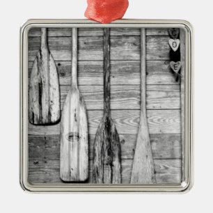 Ruder sind an einem Holzschuppen in Big Cypress au Ornament Aus Metall