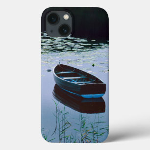 Ruderboot auf einem kleinen See, umgeben von Wasse iPhone 13 Hülle