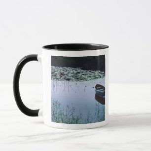 Ruderboot auf einem kleinen See, umgeben von Wasse Tasse