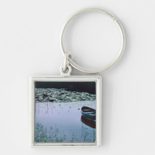 Ruderboot auf einem kleinen See umgeben von Wasser Schlüsselanhänger
