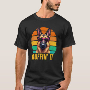 Ruffin It Deutscher Schäferhund trägt Sonnenbrille T-Shirt
