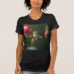 Rufous Kolibri, der auf einer Fuchsie füttert T-Shirt